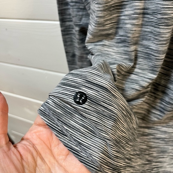 LULULEMON – Yogi Everyday Long Sleeve Workout Top (Estimated Size 10/12) - Picture 3 of 8